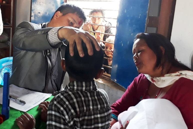 निःशुल्क स्वास्थ्य शिविर चलाउँदै डा. केसी 