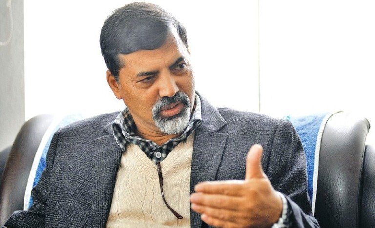 बिना विभागीय मन्त्री शर्मा चढेको गाडिमाथि बम आक्रमण 