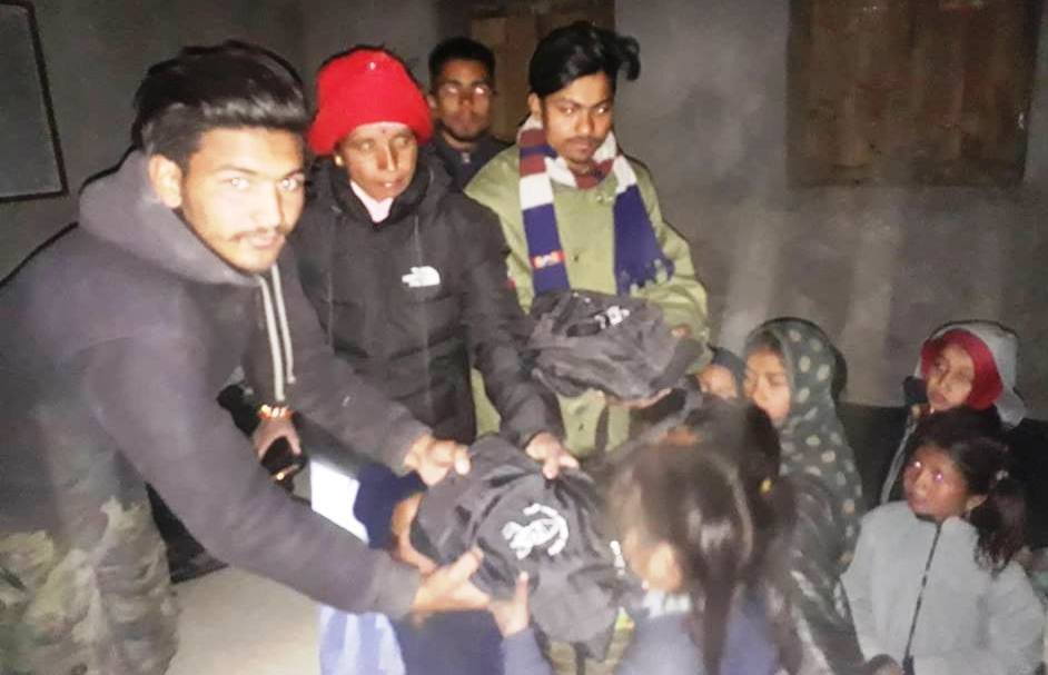 आगलागी पीडित विद्यार्थीलाई शैक्षिक सामाग्री बितरण