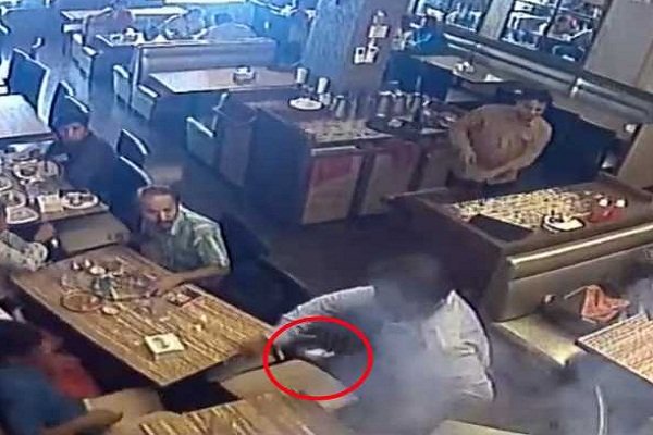 खाना खाइरहेको मानिसको गोजीमै पड्कियो मोबाइल (भिडियो)