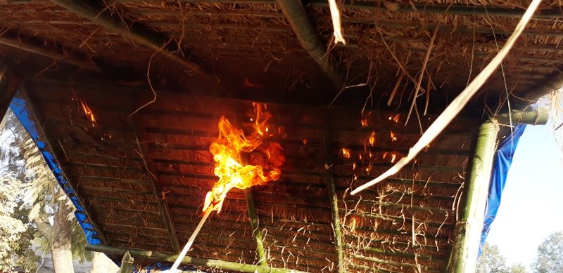 यस्तो छ मट्टीतेल हालेर आगो लगाउँदा पनि नजल्ने खरको छाने घर