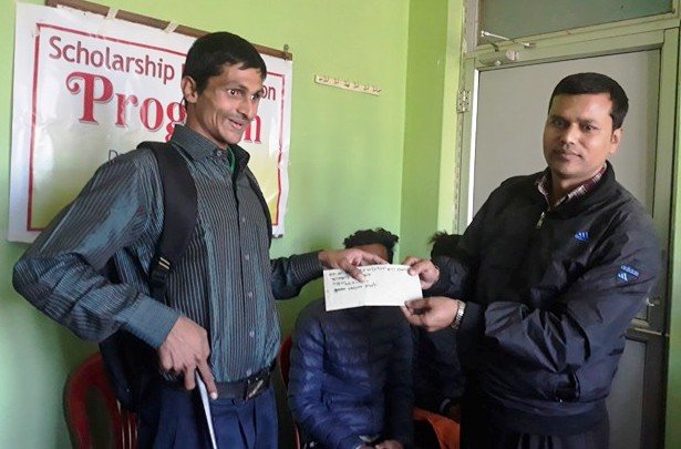नेत्रहीन विद्यार्थीलाई छात्रवृत्ति वितरण