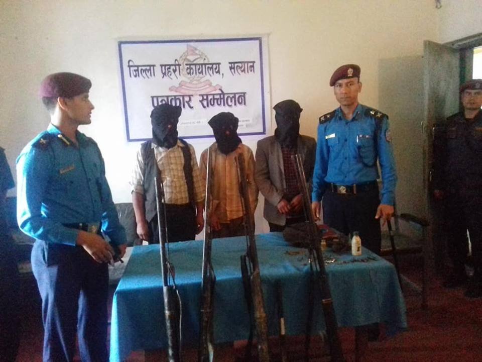 चार थान भरुवा बन्दुक सहित तीन जना पक्राउ 