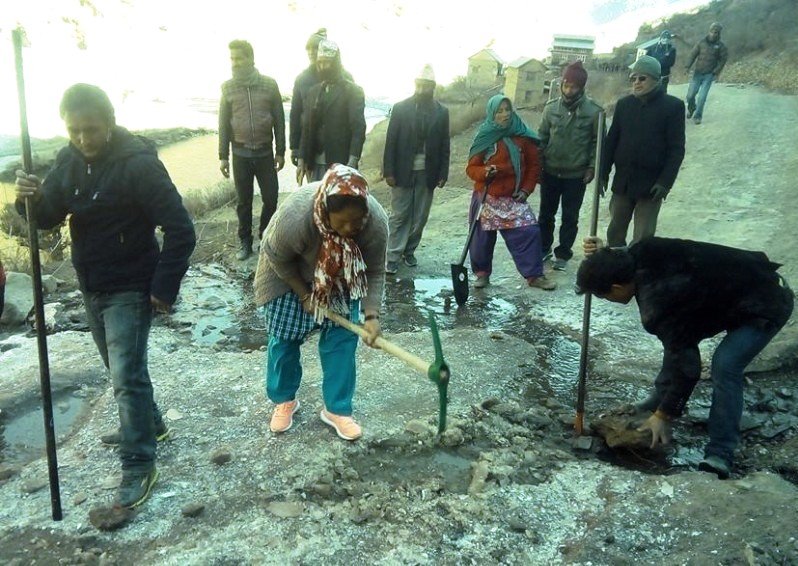 बाटोको बरफ हटाउन जनप्रतिनिधि बाट पहल