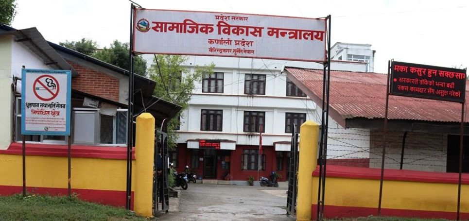 'लकडाउन'का कारण समस्यामा परे १११० मा फोन गर्नुस्, कर्णाली सरकारले सहयोग गर्छः मन्त्री रावल