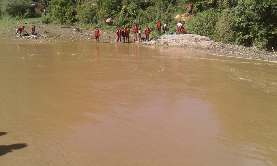 पुल नहुँदा जोखिम उठाउँदै खोला वारपार 