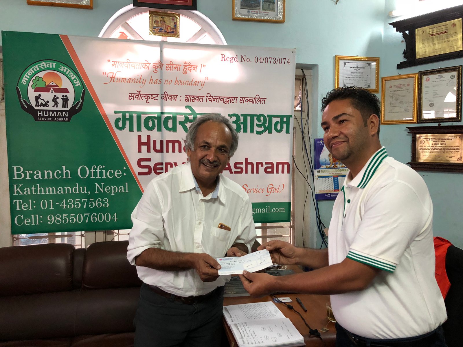 सम्पादक युवराज घिमिरेद्वारा पुरस्कारको रकम मानवसेवा आश्रमलाई 